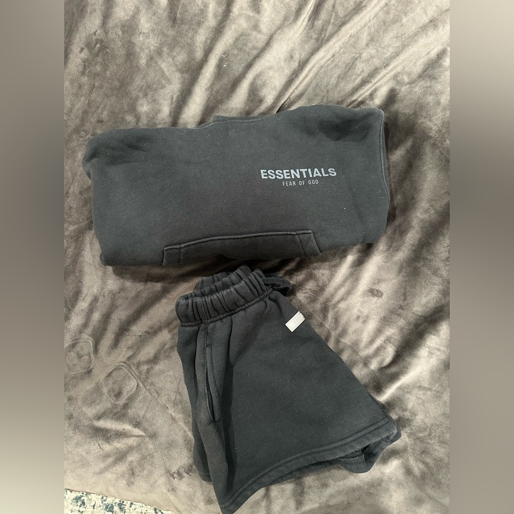 Essentials Fear of God Black Sweatshirt and shorts